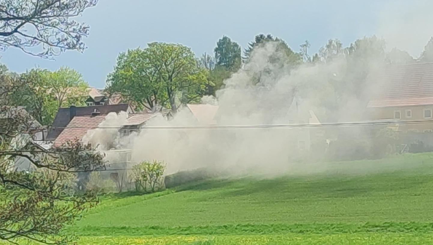 Ordentlich Qualm stand während des Saunabrands über dem Haus in Rohr.