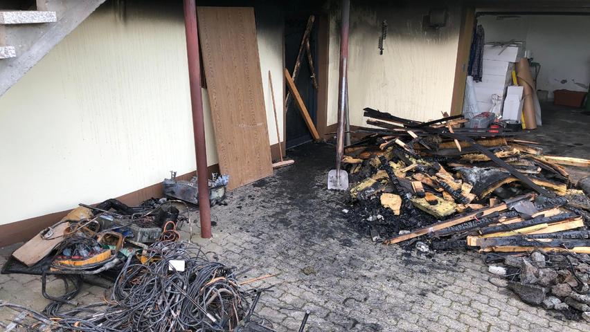 Wegen der Rauchgase musste die Feuerwehr unter schwerem Atemschutz arbeiten.
Wegen der Rauchgase musste die Feuerwehr unter schwerem Atemschutz arbeiten.