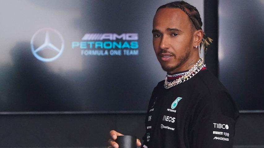 Auch Lewis Hamilton protestierte - griff dafür aber in die Schmuckkiste. Auch Lewis Hamilton protestierte - griff dafür aber in die Schmuckkiste.