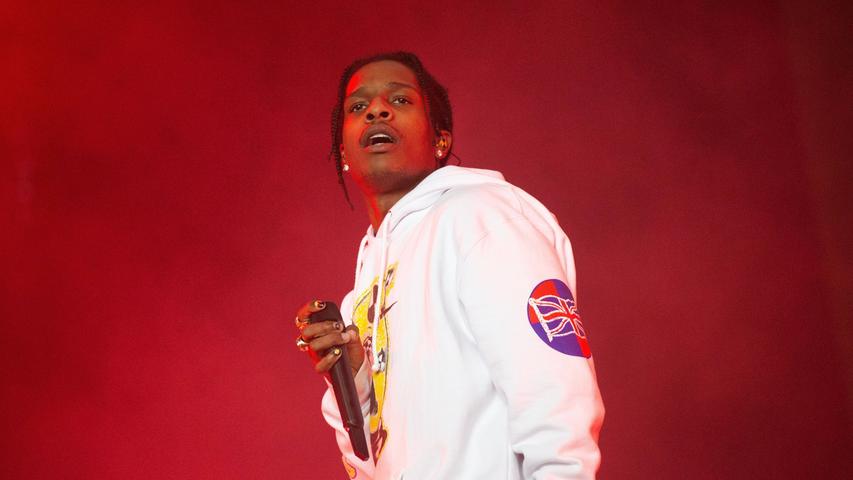 A$AP Rocky landete im Juli 2019 in Schweden nach einer Straßenschlägerei knapp vier Wochen in Untersuchungshaft. Später wurde er wegen Körperverletzung vom Bezirksgericht Stockholm verurteilt. Ein erneuter Aufenthalt im Gefängnis blieb dem US-Rapper erspart.
