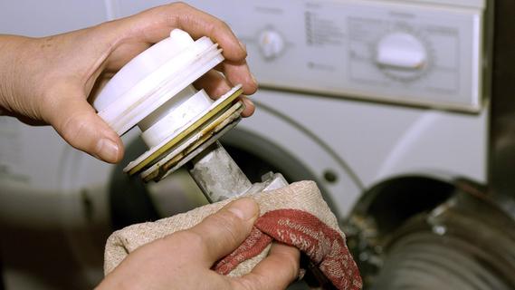 Anleitung: So bekommen Sie das Flusensieb der Waschmaschine wieder sauber