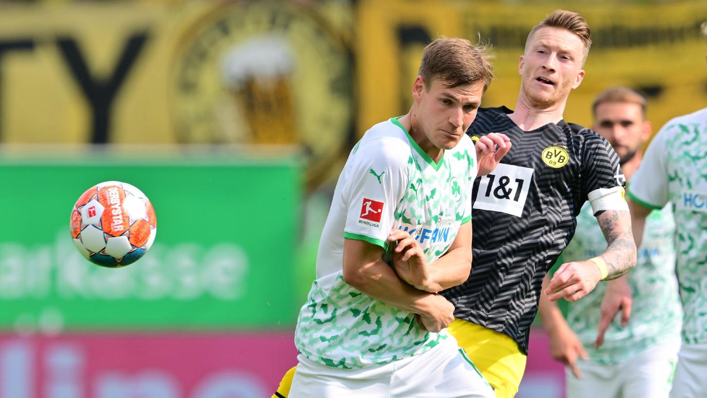 Max Christiansen und seine Fürther Kollegen hielten gegen den BVB von Marco Reus gut mit, mussten sich aber knapp geschlagen geben.
