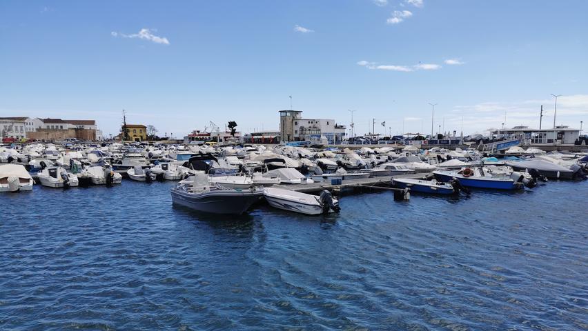 Faro, die Hauptstadt der Algarve, liegt etwa eine Stunde mit dem Auto von Monchique entfernt. Ein Tagesausflug lohnt sich. Neben dem Hafen...
