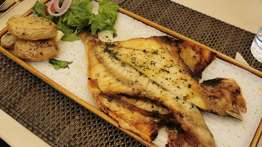 Die Dorade ist ein beliebter Speisefisch an der Algarve. Sie kommt frisch aus dem Meer und schmeckt gegrillt ohne vielen Gewürzen am besten.
