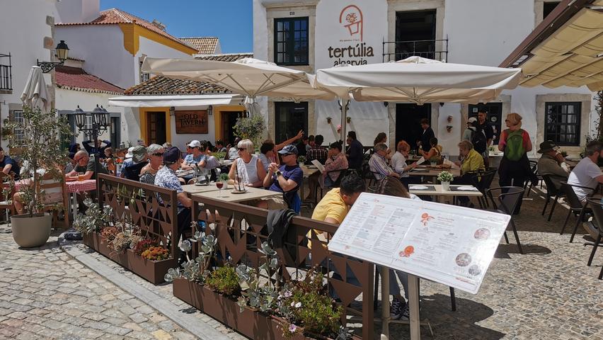 ...gibt es hier viele Restaurants, die Fischgerichte anbieten. Zum Beispiel die Tertúlia Algarvia mitten in der Altstadt von Faro. Das Lokal ist vor allem bei schönem Wetter gut besucht und bietet auch Kochkurse zur Zubereitung einer Cataplana - ein portugiesischer Eintopf - an.