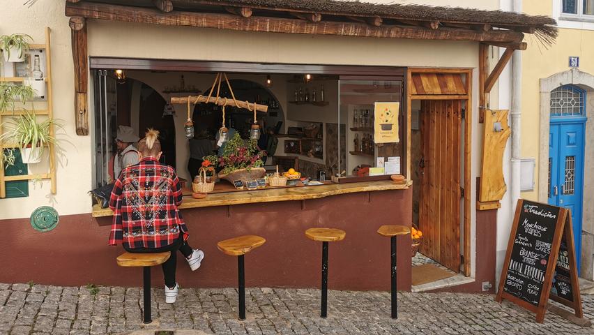 In kleinen Bars lässt sich entspannt ein Espresso trinken oder ein Frühstück genießen. Zudem werden hier regionale Produkte wie Honig oder Marmelade verkauft.
