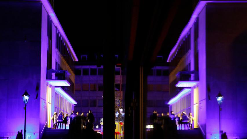 Auch das Heimatministerium am Lorenzer Platz erstrahlte im blauen Licht.