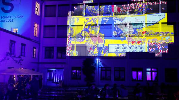 In der Badstraße gab es bei Schmitt + Söhne Installationen und Performance zu sehen.