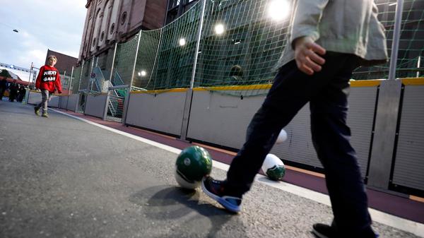 In der Lessingstraße drehte sich alles um den Ball. Der ist rund - aber nur eigentlich.