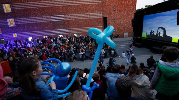 Die Mobilés begeisterten das Publikum mit ihrem preisgekrönten Schattentheater "Moving Shadows" in der Lessingstraße.
