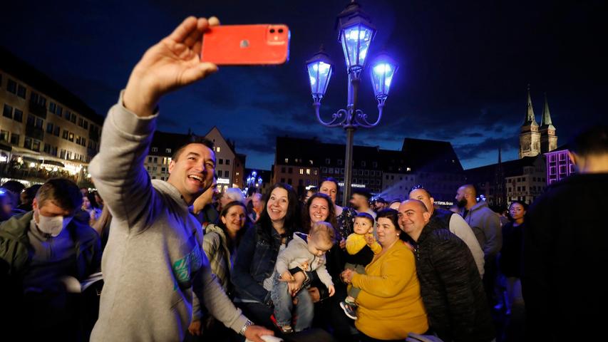 Diese Gruppe hielt die Blaue Nacht mit einem Selfie auf dem Hauptmarkt fotografisch fest.