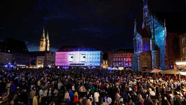 Rund 140.000 Menschen strömten zur Blauen Nacht 2022 in die Nürnberger Innenstadt. Dementsprechend voll war es am Hauptmarkt.