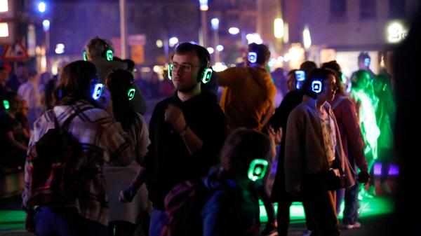 Kopfhörerbeats unter freiem Himmel - das Spektakel gab es bei der "Silent Disco" am Kornmarkt.