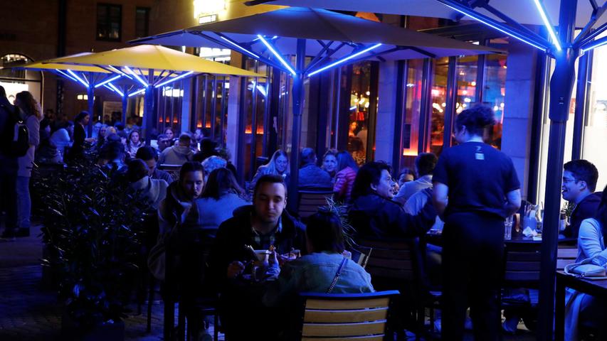 An den Restaurants in der Innenstadt saßen die Leute dank des schönen Wetters bis tief in die Nacht draußen.
