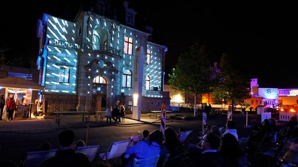 Die Projektion trug den Namen "Nachts vorm Museum" Oder "Die Kunstvilla allein zu Haus" und wurde vom VEB Lichtbildklub inszeniert.