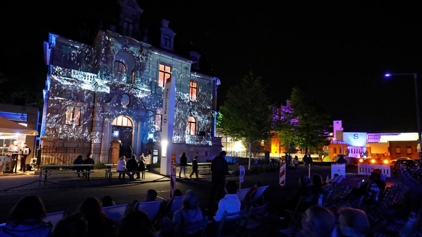 Die Mapping-Show „Nachts vorm Museum“ an der Fassade der Kunstvilla des Künstler-Kollektivs VEB Lichtbildklub aus Nürnberg und Fürth gewann bei der Blauen Nacht 2022 den mit 5 000 Euro dotierten Publikumspreis der N-Ergie für den Internationalen Kunstwettbewerb. 