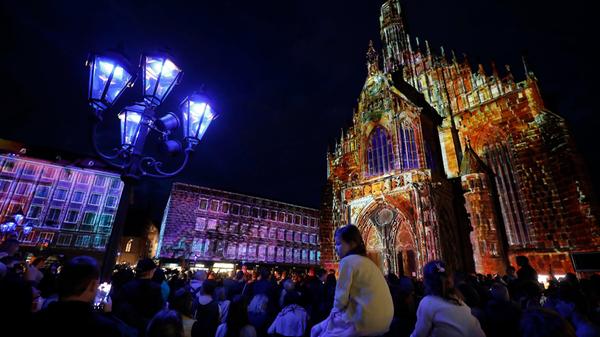 Das Lichtspektakel an der Frauenkirche verzückte bis tief in die Nacht die Besucherinnen und Besucher der Blauen Nacht.