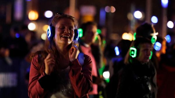 Die Musikliebhaber tanzten zu Beats, die nur sie selbst über Kopfhörer hörten.