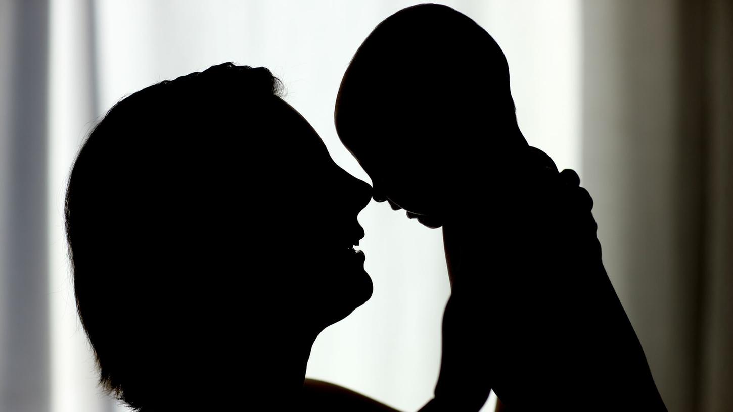 Mythos Bindungstheorie: Neben der Mutter können auch Verwandte, Nachbarn und Geschwister Bindungspersonen für ein Kind sein. Mythos Bindungstheorie: Neben der Mutter können auch Verwandte, Nachbarn und Geschwister Bindungspersonen für ein Kind sein.