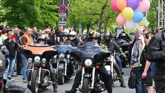 "Toy Run" in Erlangen: Rund 800 Biker auf knatternden Maschinen bringen Geschenke für kranke Kinder