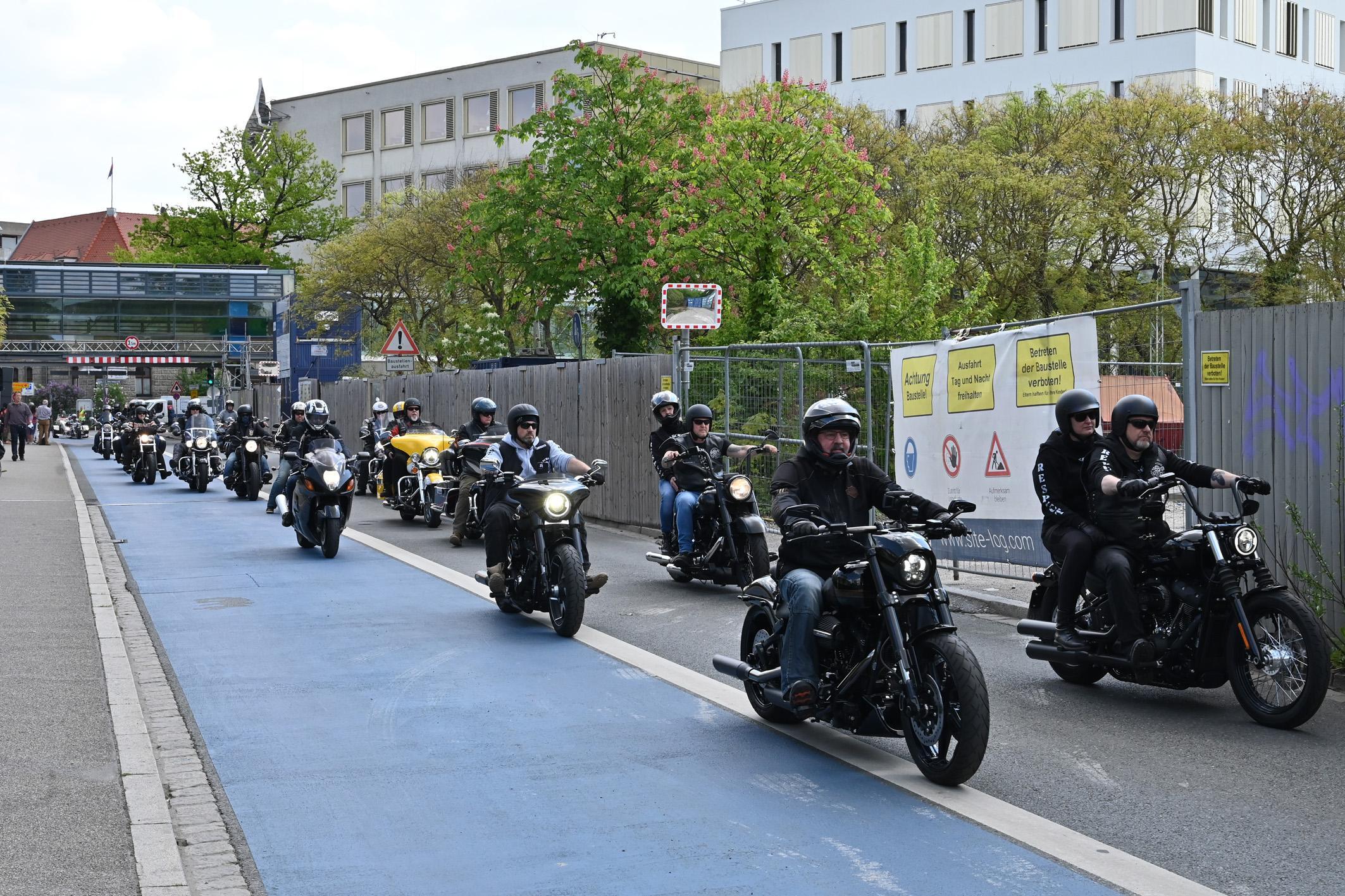 ... von wo der Tross in die Hindenburgstraße einbog, um nach gut einer halben Stunde zum Ziel an der Kinderklinik zu gelangen.  