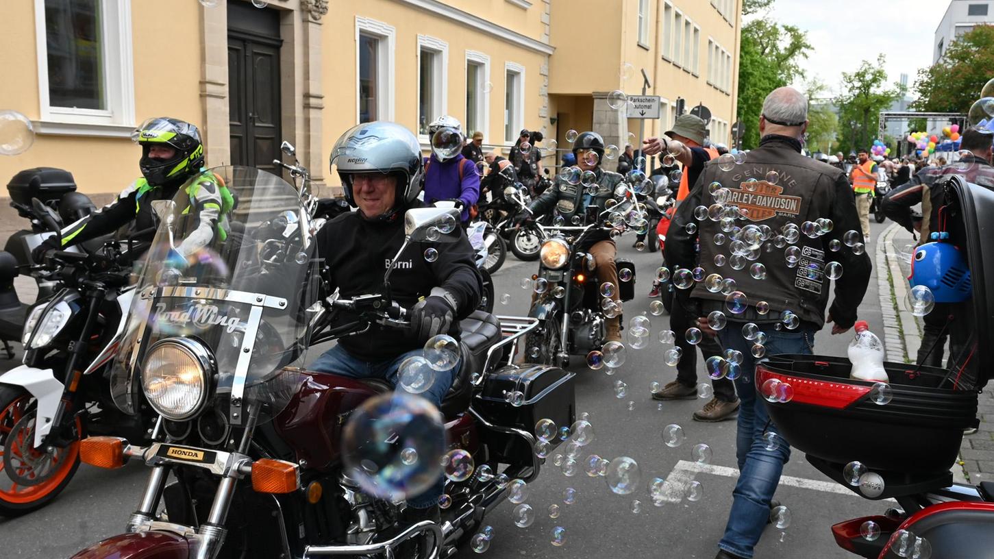 Auch beim 29. Toy Run in Erlangen sind wieder Hunderte Biker mit ihren Maschinen unterwegs, um den kleinen Patientinnen und Patienten in der Kinderklinik eine Freude zu bereiten.   