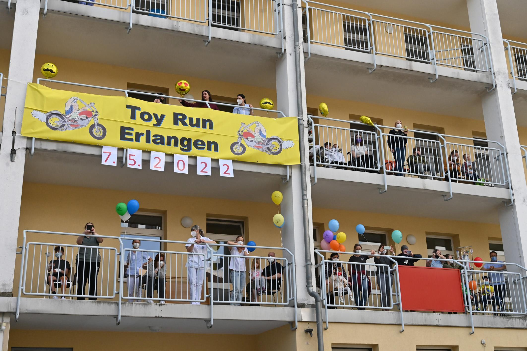 Auf den Balkonen standen schließlich die kleinen Patientinnen und Patienten, um sie sich anzusehen und anzuhören.