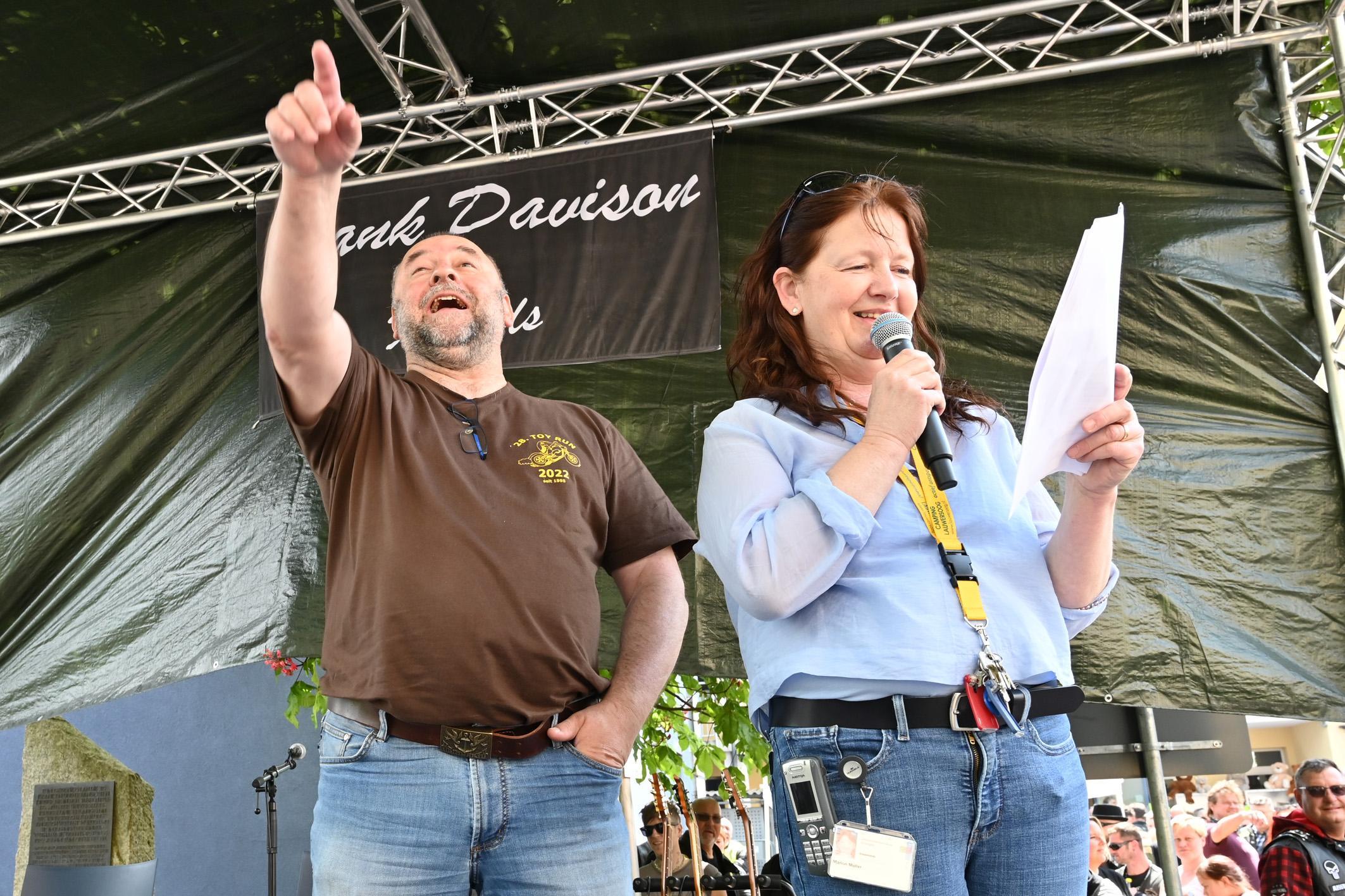 Als nach einer Dreiviertelstunde das letzte Motorrad vorbeigezogen war, ging die Vorsitzende des Vereins Toy Run, Marion Müller, auf die Bühne. Sie bedankte sich ausdrücklich beim THW und der Polizei, die für einen reibungslosen, unfallfreien Ablauf gesorgt hatten.