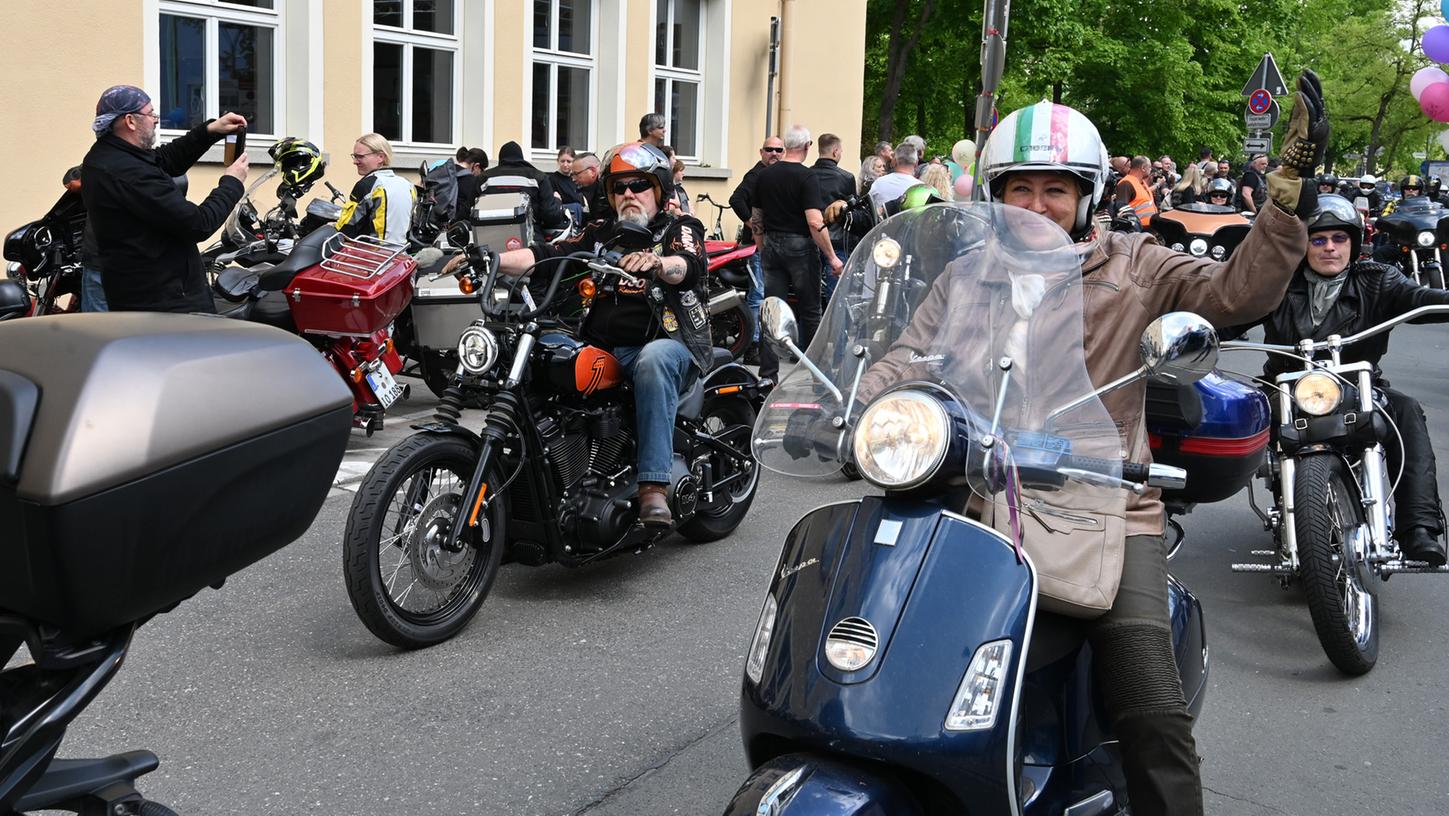 Rund 800 Bikerinnen und Biker waren beim 28. Toy Run Day unterwegs, um an der Kinderklinik ihre Spenden und Geschenke abzugeben. Nach einer guten halben Stunde Fahrzeit kamen sie dort knatternd an und wurden mit viel Beifall empfangen. Rund 800 Bikerinnen und Biker waren beim 28. Toy Run Day unterwegs, um an der Kinderklinik ihre Spenden und Geschenke abzugeben. Nach einer guten halben Stunde Fahrzeit kamen sie dort knatternd an und wurden mit viel Beifall empfangen.