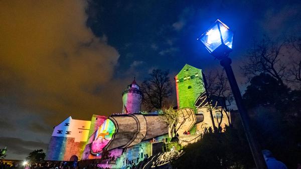 Die Fürther Künstlerin Sascha Banck verwandelte die Nürnberger Kaiserburg in ein Paralleluniversum.