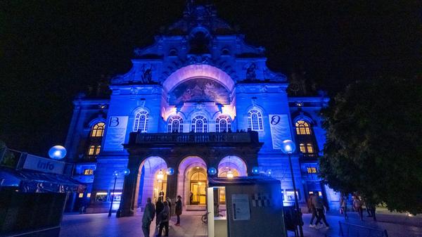 Auch das Nürnberger Opernhaus erstrahlte im blauen Glanz.