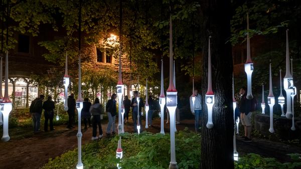 "Nachtschwärmer" heißt die Objektinstallation von Mona Burger im Zeitungs-Café Herman. Das Licht zieht in der Nacht Insekten und Amphibien magisch an.