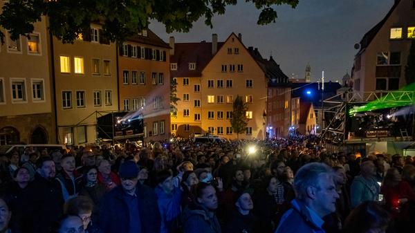 Bis tief in die Nacht verfolgten tausende Menschen die Projektionen an der Kaiserburg.