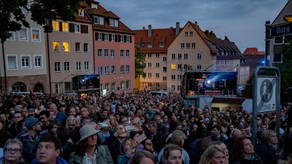 Stau vor den Parkhäusern, Menschenmassen am Burgberg - der Andrang zur Blauen Nacht war enorm groß.
