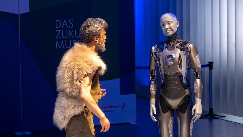 Ein humanoider Roboter simulierte uns Menschen sehr realitätsnah mit Mimik, Gestik und Sprache.
