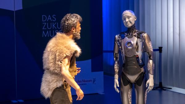 Ein humanoider Roboter simulierte uns Menschen sehr realitätsnah mit Mimik, Gestik und Sprache.