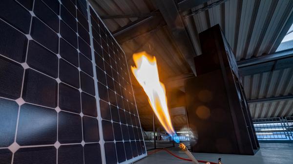 Im Solar-sub, einer audivisuellen Installation von Stefan Schleupner im Parkhaus am Hauptmarkt, waren die Besucherinnen und Besucher selbst gefordert. Das Soundsystem wandelte Licht in Klang um. Die Bewegung des Lichtes der Flamme modulierte dann den über Solarzellen erzeugten Strom.