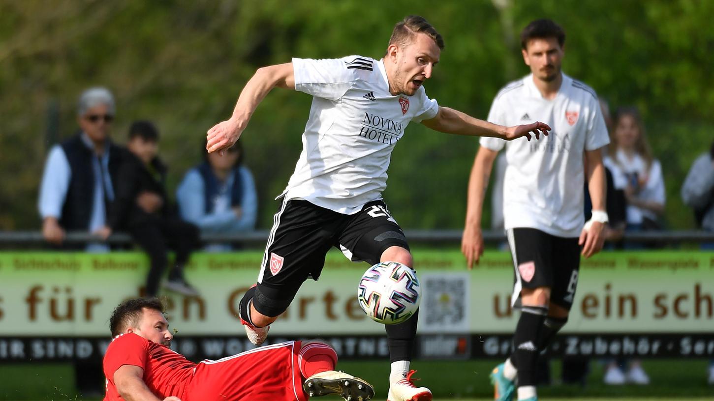 Stanislaus Herzel (weiß) ist zwar wieder am Ball für die Kornburger, doch es reichte gegen beherzt verteidigende Stadelner (Jan Mazanec, rot) nicht für drei Punkte.
Stanislaus Herzel (weiß) ist zwar wieder am Ball für die Kornburger, doch es reichte gegen beherzt verteidigende Stadelner (Jan Mazanec, rot) nicht für drei Punkte.
