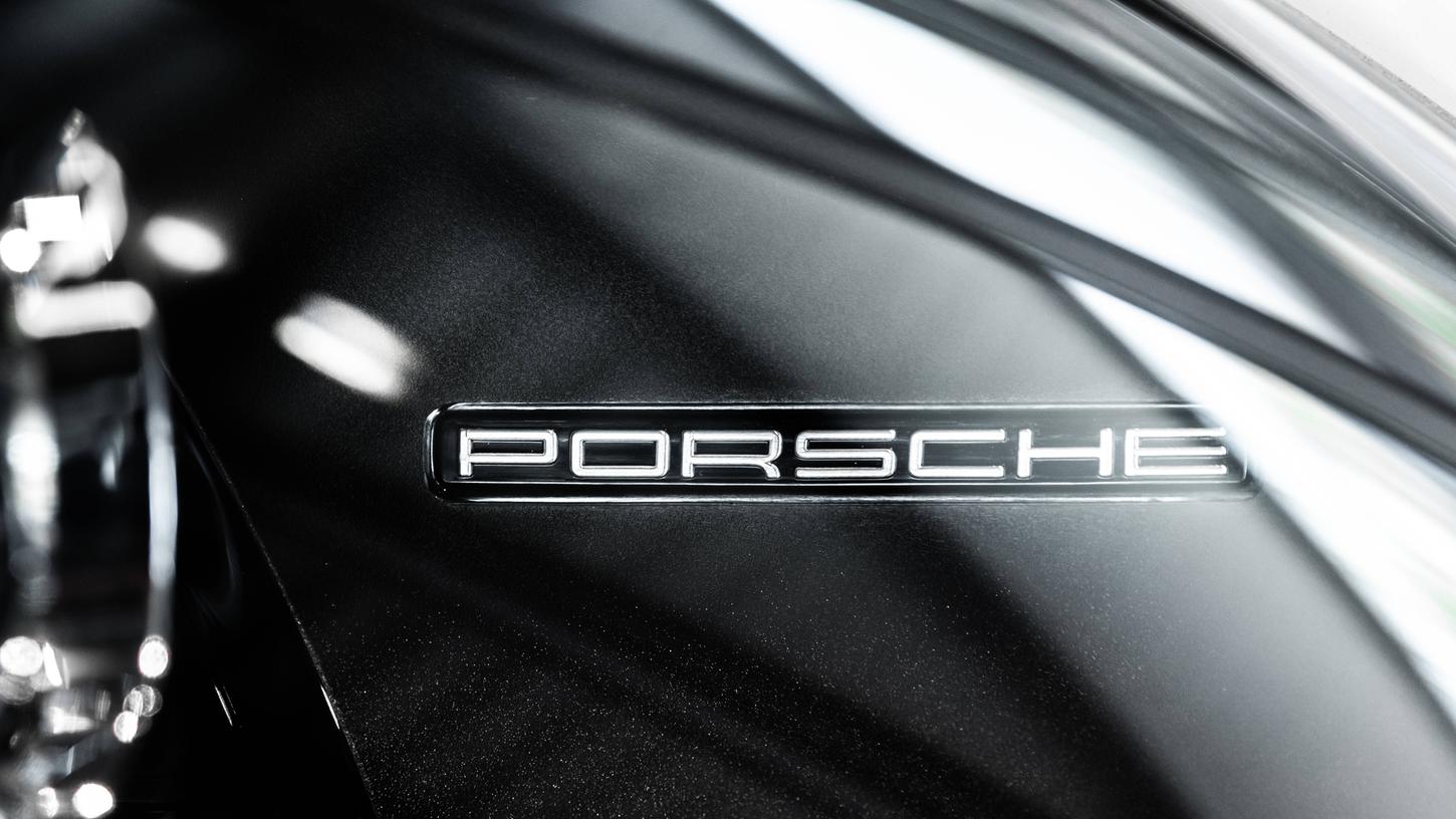 Der junge Porsche-Fahrer führte riskante Überholmanöver durch und überfuhr sogar eine rote Ampel. Der junge Porsche-Fahrer führte riskante Überholmanöver durch und überfuhr sogar eine rote Ampel.