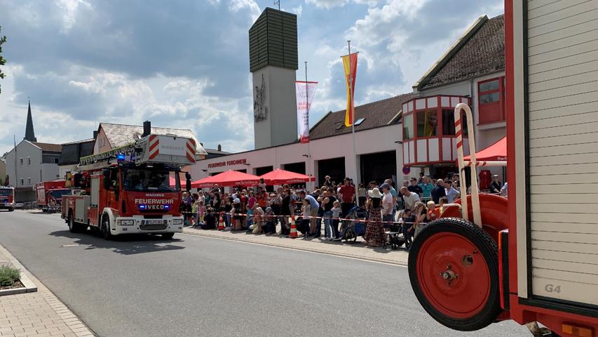 Mit Blaulicht und Tatü Tata fuhren die Feuerwehrfahrzeuge an der Menschenmenge, die sich vor dem Feuerwehrhaus versammelt hatte, vorbei. 