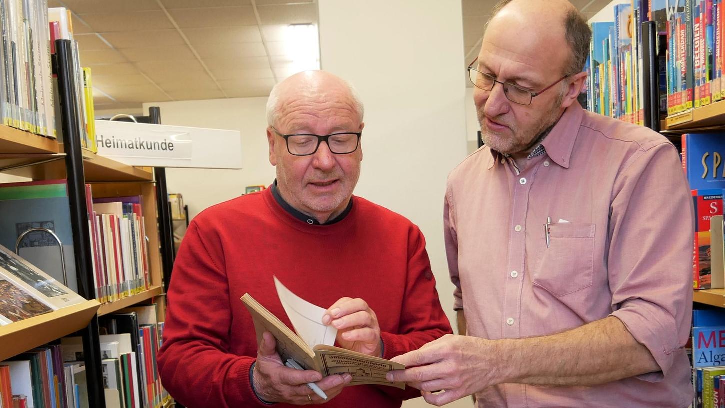 Der Vorsitzende des Vereins für Heimatkunde Gunzenhausen Werner Falk (links) und Jürgen Huber von der Stadt- und Schulbücherei blättern interessiert in den Beständen von "Alt-Gunzenhausen".