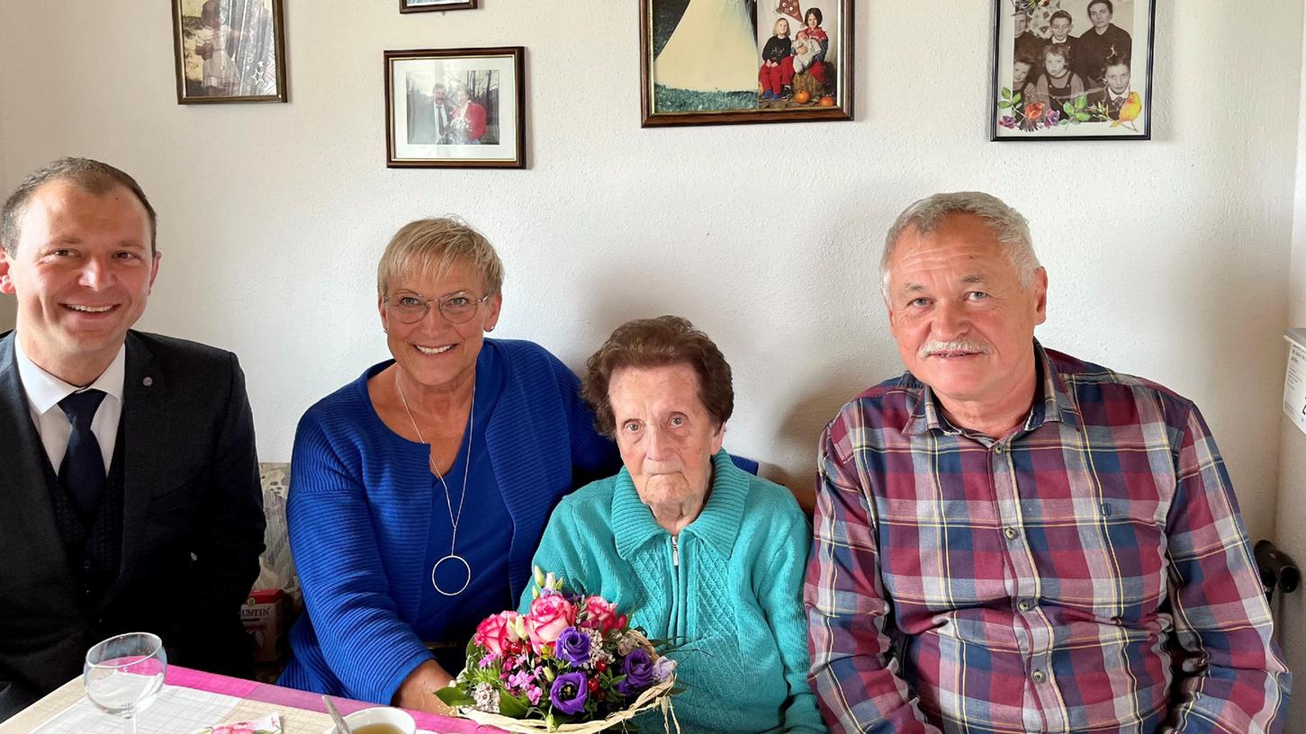 Zum 101. Geburtstag hat Margarete Schmidt mehrere Gratulanten empfangen. 