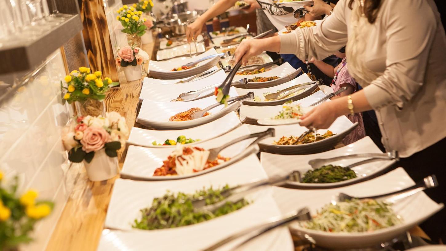 Auf einer Hochzeit im Kreis Ansbach ist am Samstag ein Streit zwischen dem Catering-Personal und dem Inhaber der Location eskaliert.
Auf einer Hochzeit im Kreis Ansbach ist am Samstag ein Streit zwischen dem Catering-Personal und dem Inhaber der Location eskaliert.