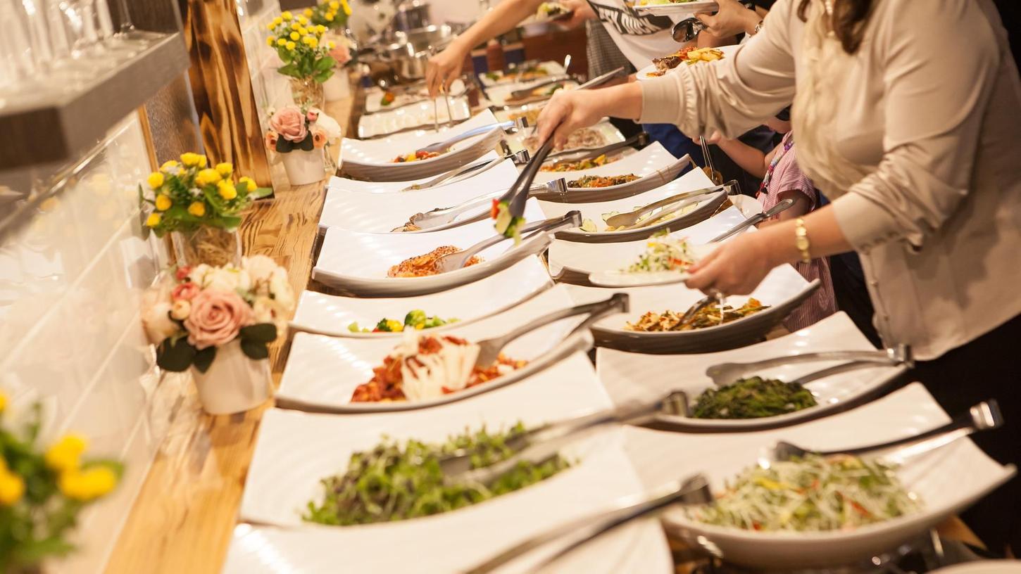 Auf einer Hochzeit im Kreis Ansbach ist am Samstag ein Streit zwischen dem Catering-Personal und dem Inhaber der Location eskaliert. 