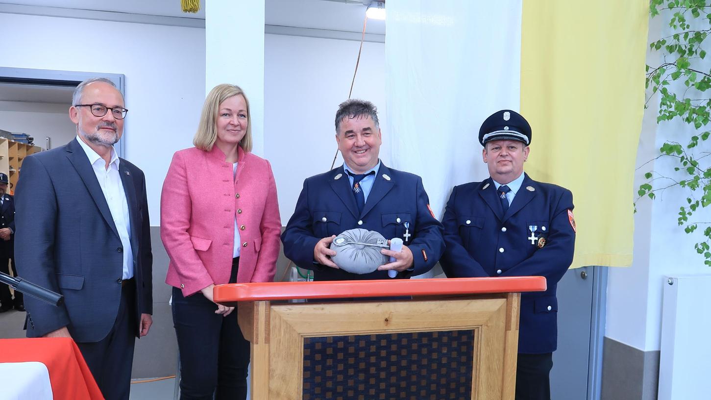 Werner Baum, Bürgermeisterin Kristina Becker, 1. Kommandant und Vorstand Artur Heckl und 2. Kommandant Markus Wagner bei der feierlichen Schlüsselübergabe.
Werner Baum, Bürgermeisterin Kristina Becker, 1. Kommandant und Vorstand Artur Heckl und 2. Kommandant Markus Wagner bei der feierlichen Schlüsselübergabe.
