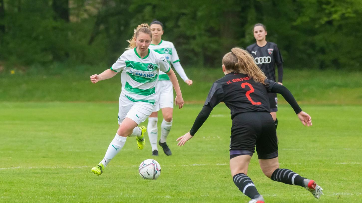 Kleeblatt-Torjägerin Luisa Wölfel (links, in Weiß-Grün, hier gegen Ingolstadt II) hat ihre Flaute nach dem Trainerwechsel überwunden und findet langsam zu alter Stärke zurück.
Kleeblatt-Torjägerin Luisa Wölfel (links, in Weiß-Grün, hier gegen Ingolstadt II) hat ihre Flaute nach dem Trainerwechsel überwunden und findet langsam zu alter Stärke zurück.
