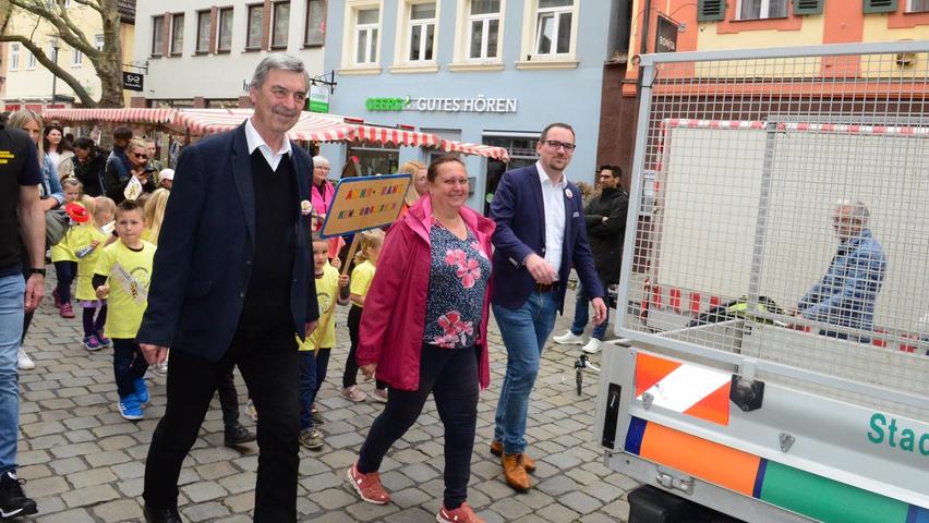 Oberbürgermeister Peter Reiß und seine Stellvertreter Petra Novotny und Emil Heinlein folgten dem Schwabienchen, ...