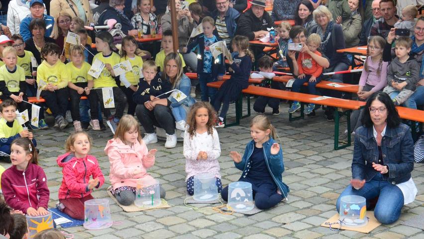 Der Anne-Frank- und der Bergner-Kindergarten sowie der Kindergarten Forsthof und das Kinderhaus Altstadt inszenierten vor der Mitmachbühne Tanz, Gesang und eine schöne Trommelmusik.   