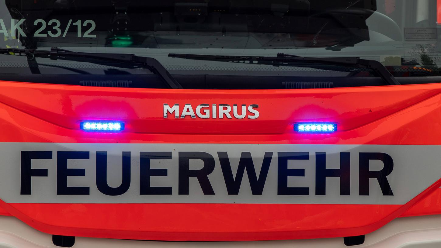 Die Feuerwehr Herzogenaurach rückte an Fronleichnam in die Von-Weber-Straße aus.
Die Feuerwehr Herzogenaurach rückte an Fronleichnam in die Von-Weber-Straße aus.