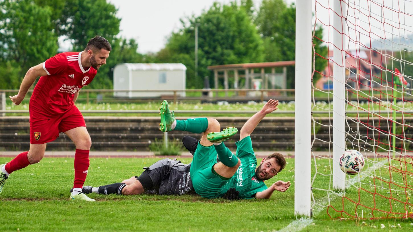 Kurioser Auftakt in einen erfolgreichen Nachmittag: Michael Wegner (vorne rechts am Boden) kugelt den Ball quasi ins Oesdorfer Tor.
Kurioser Auftakt in einen erfolgreichen Nachmittag: Michael Wegner (vorne rechts am Boden) kugelt den Ball quasi ins Oesdorfer Tor.